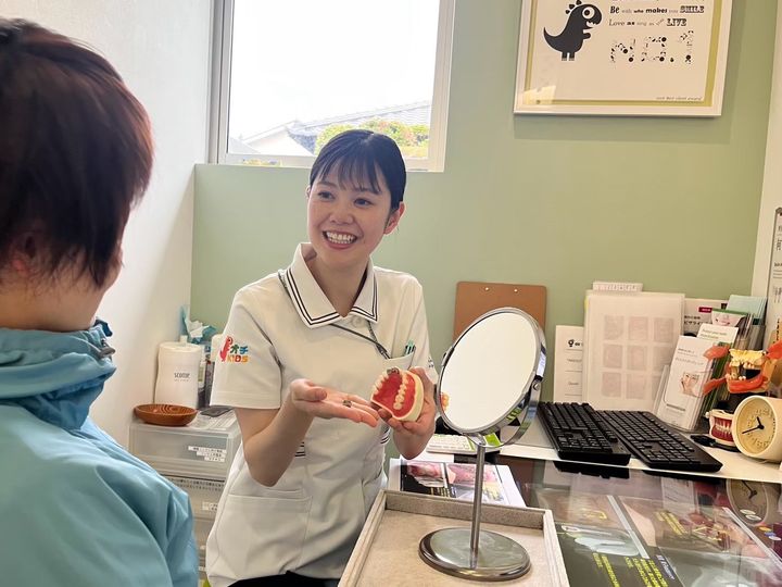 患者さまに予防の説明をする歯科衛生士